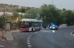Un autobús urbano de Toledo ha salido ardiendo.