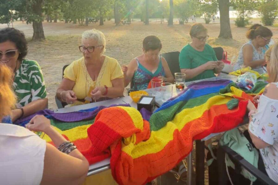 «Estamos tejiendo orgullo»: Cazalegas prepara una gran bandera arcoíris con ganchillo para su evento LGTBIQ+