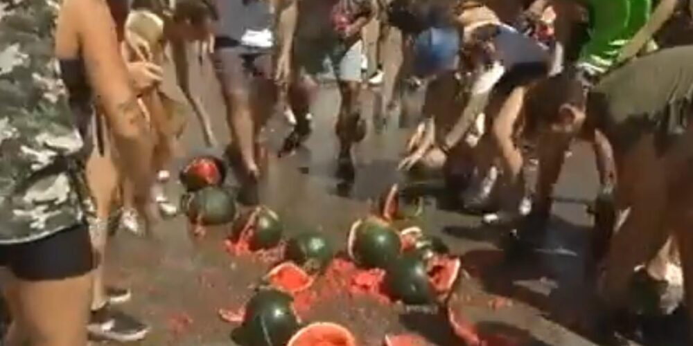 La 'batalla de la sandía' de Yeste (captura de pantalla de un vídeo de CMM Noticias).