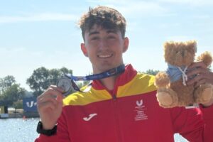 Carlos López Belinchón muestra una de sus dos medallas.