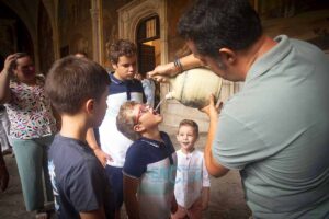 Los toledanos han cumplido un año más con la tradición de beber agua de los botijos en la Catedral. Imagen: Rebeca Arango.