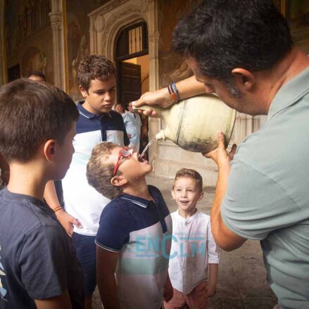 Los toledanos han cumplido un año más con la tradición de beber agua de los botijos en la Catedral. Imagen: Rebeca Arango.