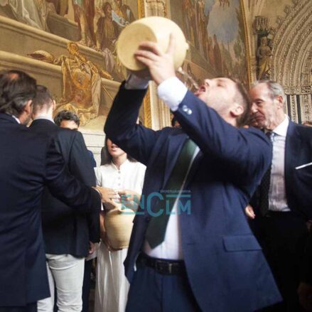 Fotos | Con los tradicionales botijos y con una procesión diferente, así se celebró en la Catedral de Toledo la Virgen del Sagrario — imagen 34