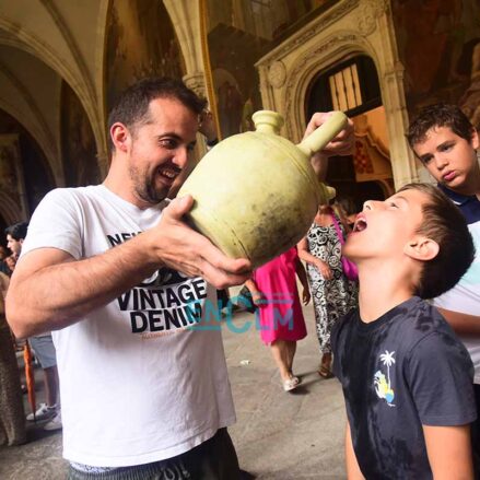 Fotos | Con los tradicionales botijos y con una procesión diferente, así se celebró en la Catedral de Toledo la Virgen del Sagrario — imagen 2