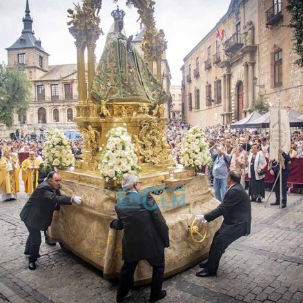La Virgen del Sagrario llega a la Puerta de los Reyes de la Catedral. Imagen: Rebeca Arango.