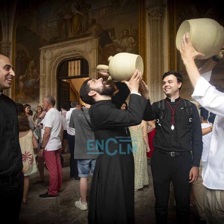 Fotos | Con los tradicionales botijos y con una procesión diferente, así se celebró en la Catedral de Toledo la Virgen del Sagrario — imagen 1