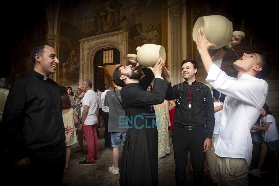 Fotos | Con los tradicionales botijos y con una procesión diferente, así se celebró en la Catedral de Toledo la Virgen del Sagrario
