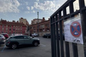 Restricciones temporales de estacionamiento en la campa del Mercado de Abastos.