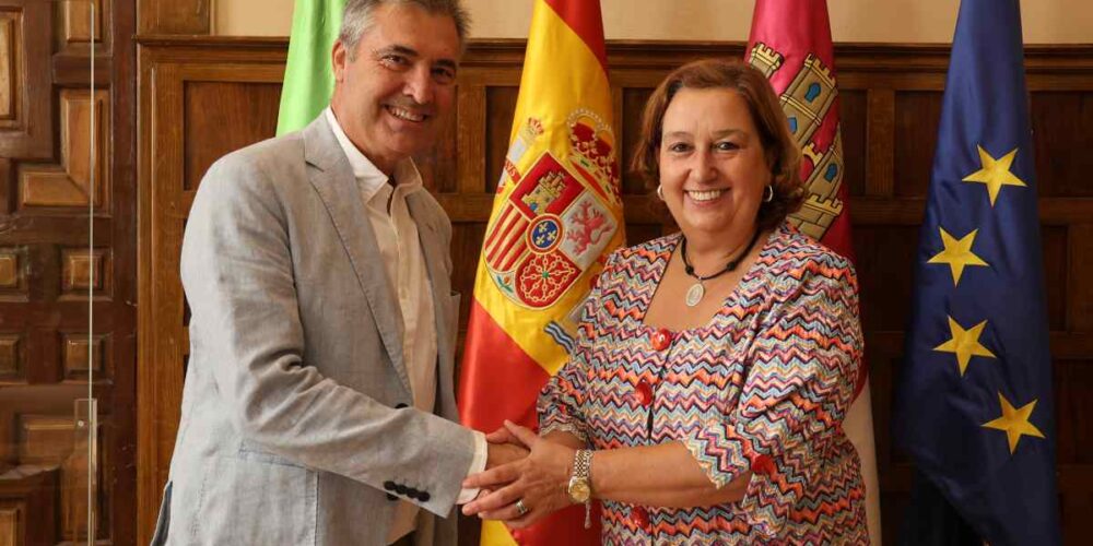 la presidenta de la Diputación provincial de Toledo, Concepción Cedillo, y el secretario provincial de la Tesorería General de la Seguridad Social de Toledo, Enrique Molina Prados