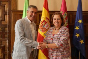 la presidenta de la Diputación provincial de Toledo, Concepción Cedillo, y el secretario provincial de la Tesorería General de la Seguridad Social de Toledo, Enrique Molina Prados