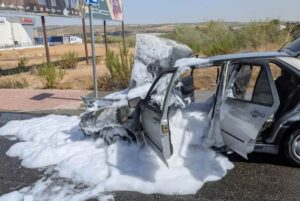 Coche quemado entre el Luz del Tajo y el Parque Comercial Fusion. Foto: Bomberos Ayuntamiento de Toledo.