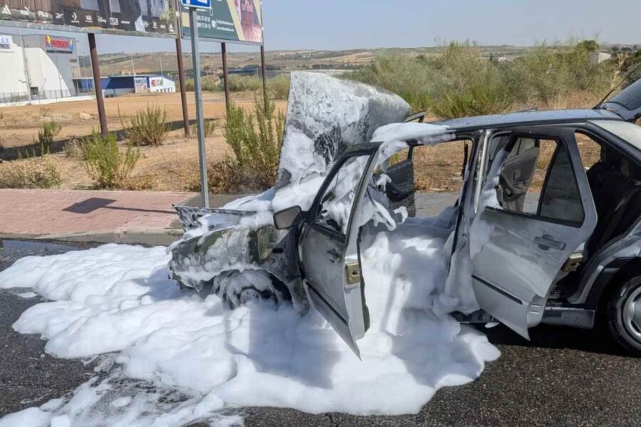 Susto en una zona comercial de Toledo por un coche envuelto en llamas