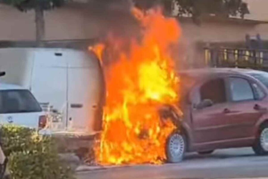 Vídeo | Un coche choca contra vehículos estacionados y sale ardiendo en Cuenca