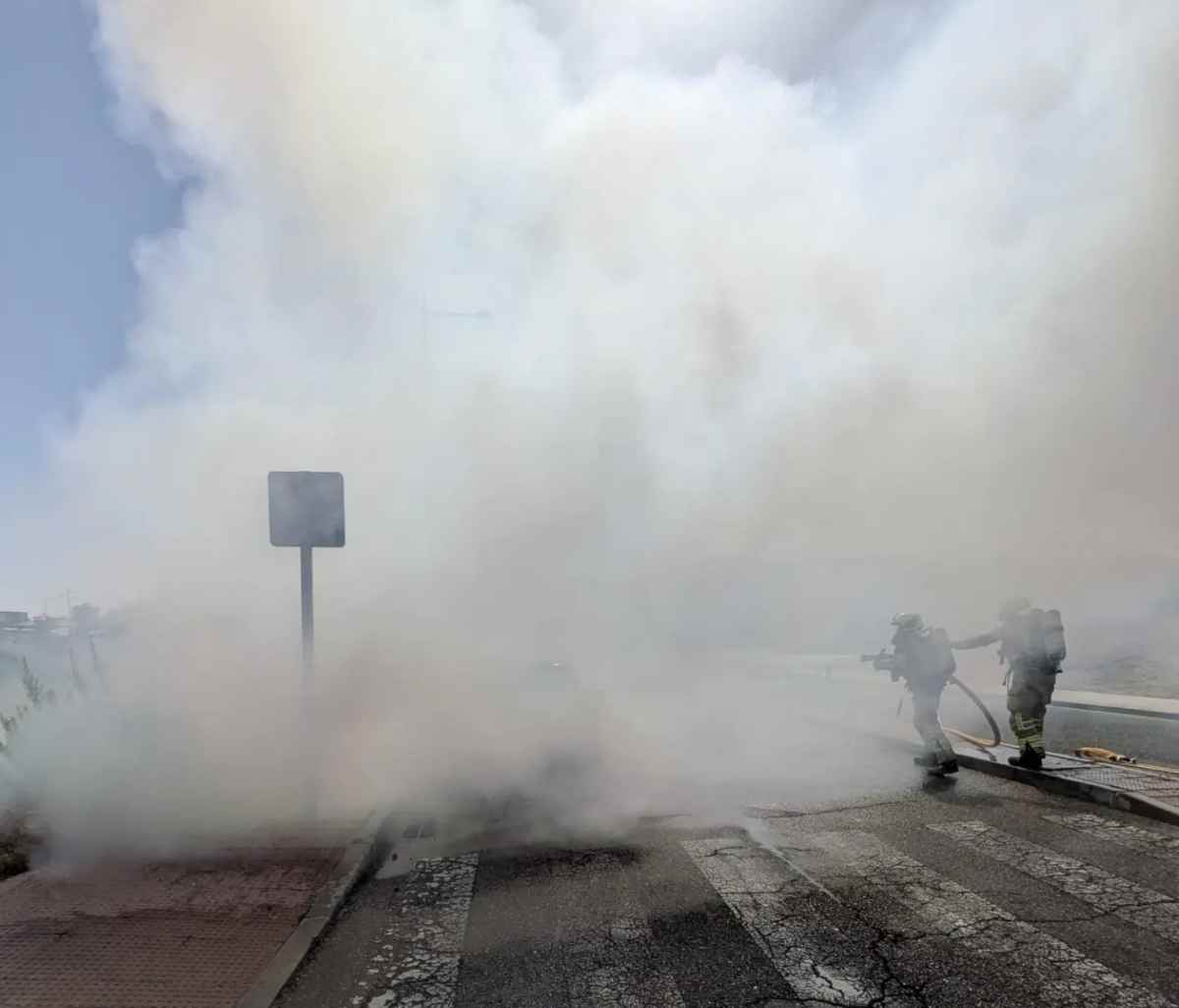 Susto en una zona comercial de Toledo por un coche envuelto en llamas — imagen 1