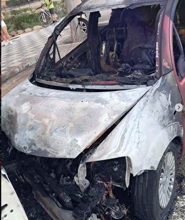 Vídeo | Un coche choca contra vehículos estacionados y sale ardiendo en Cuenca — imagen 1