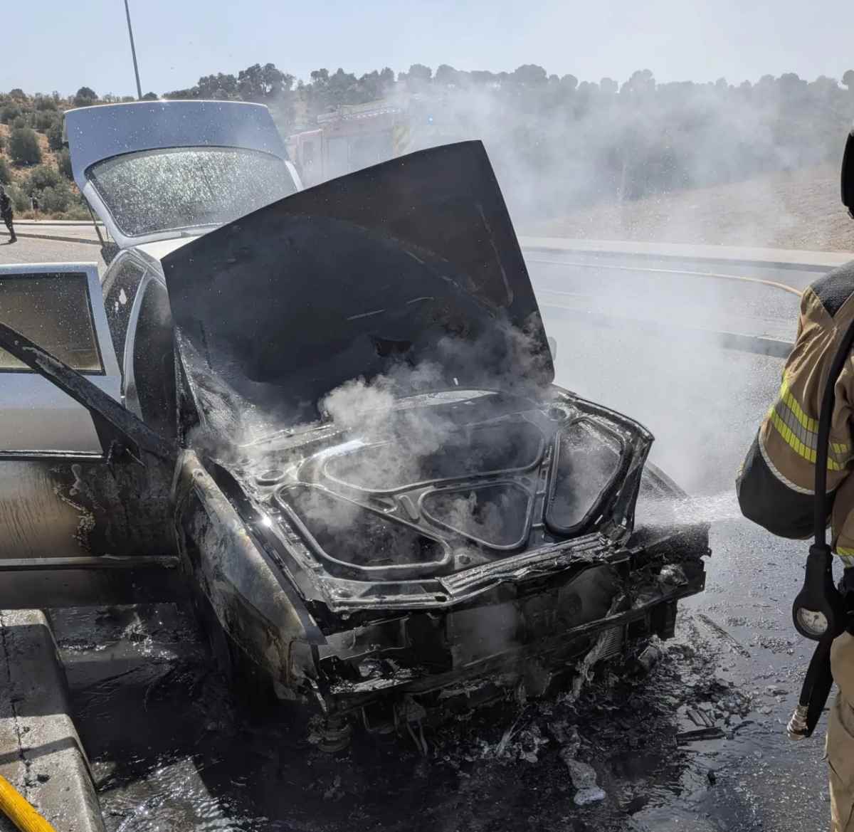 Susto en una zona comercial de Toledo por un coche envuelto en llamas — imagen 2