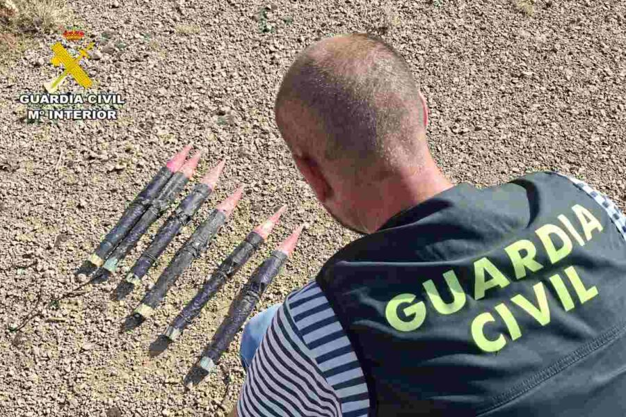 La Guardia Civil neutraliza seis cohetes granífugos que estaban dentro de una casa en un pueblo de Albacete