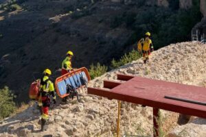 Los bomberos rescatan al hombre accidentado en Cuenca. Foto: Europa Press