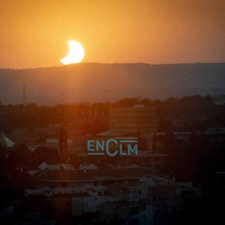 Fotos |  El eclipse que paralizó a Cuenca: el anochecer histórico que quedará marcado en miles de retinas — imagen 16