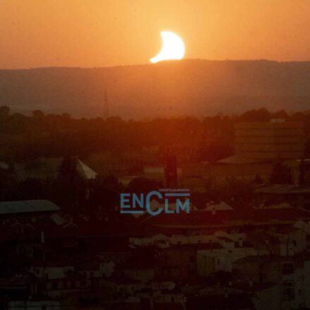 Fotos |  El eclipse que paralizó a Cuenca: el anochecer histórico que quedará marcado en miles de retinas — imagen 3