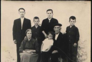 Retrato de una familia en Albaladejo (Ciudad Real). Años 50. Fondo Los Legados de la Tierra. Archivo de la Imagen de Castilla-La Mancha.