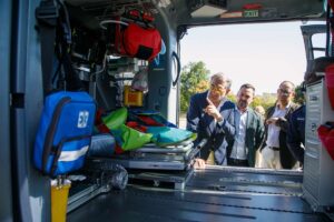 - El consejero de Sanidad, Jesús Fernández Sanz, realiza una visita al helicóptero Gigante 4 para poner en valor la transfusión sanguínea prehospitalaria. (Fotos: D. Esteban González // JCCM)