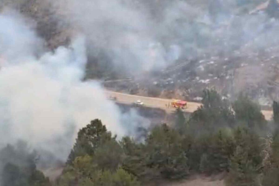 El incendio de Checa obliga a cortar una carretera y siguen en las tareas 73 personas