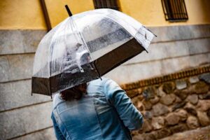 Una mujer se protege de una lluvia débil.