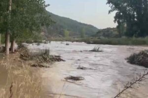 Crecida de un río Taibilla en Letur por las lluvias de esta semana. Imagen publicada por Meteo Hellín.