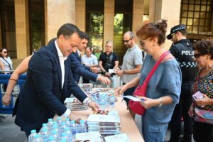 El alcalde de la ciudad reparte los programas de la Feria de Albacete 2026