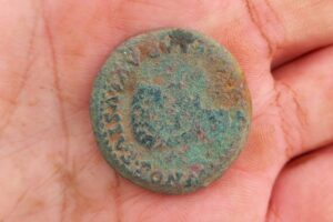 Moneda encontrada en el campamento romano de La Cerca. Foto: Heroica Arqueología.