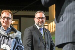 El alcalde de Tomelloso (de pie en primer término), en una acto de las fiestas.