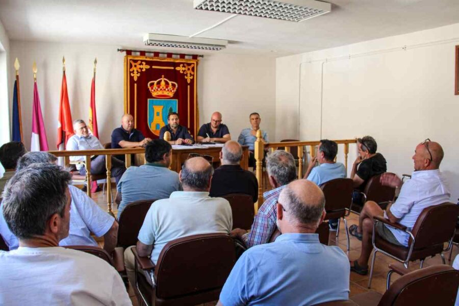 Núñez trabajará con alcaldes y vecinos afectados por el incendio de La Mierla en la recuperación de la comarca