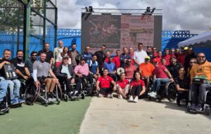 Foto de familia en el IV Open Nacional de pádel en silla 'Ciudad de Tatrancón'.