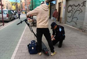 Control de la Policía Local de Albacete a un patinete eléctrico.