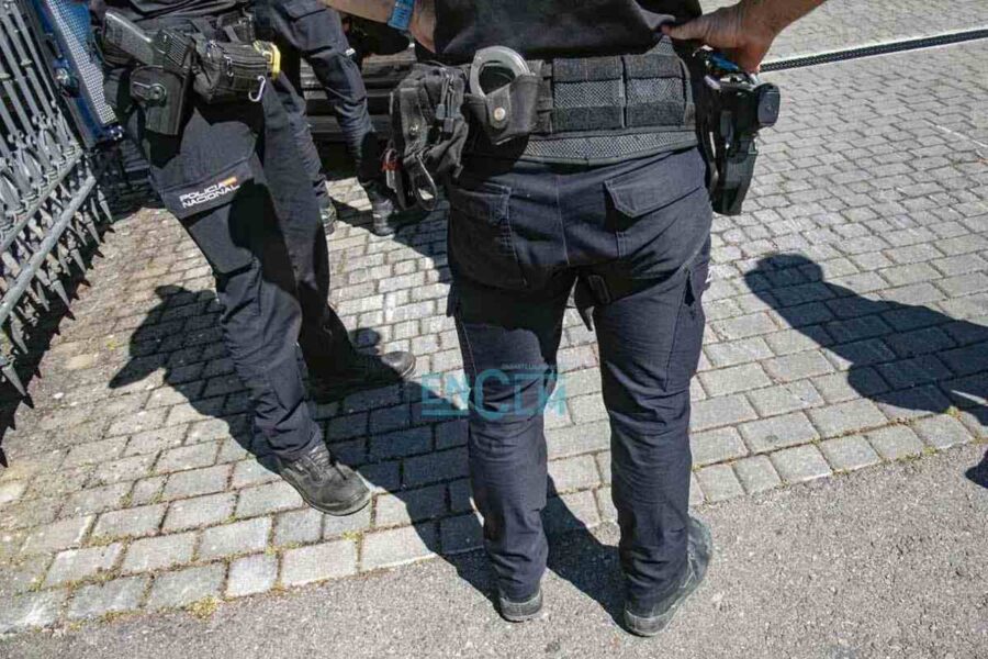 Detienen a dos personas en Albacete por llevar 396 bolsos de lujo falsificados en una furgoneta