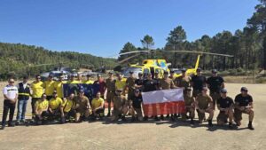 Bomberos del Plan Infocam y llegados de Polonia en la base de Albendea.