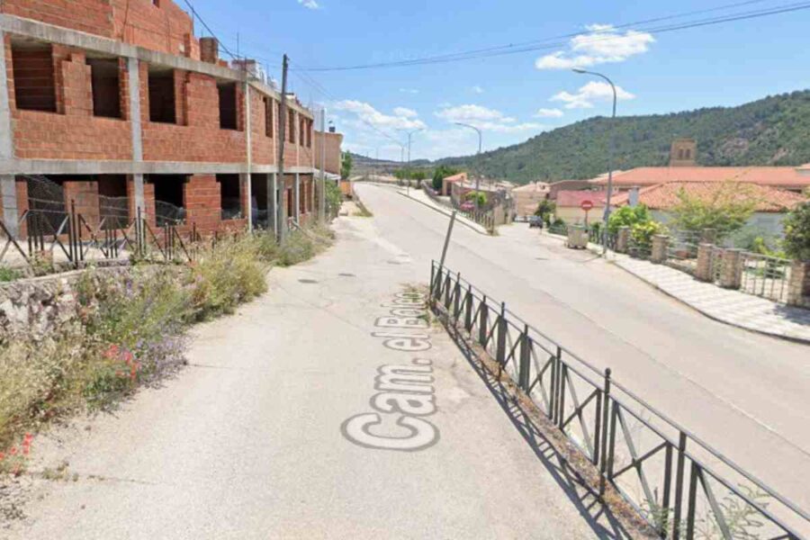 Dos heridos al caer un turismo por un talud de cuatro metros en un pueblo de Cuenca