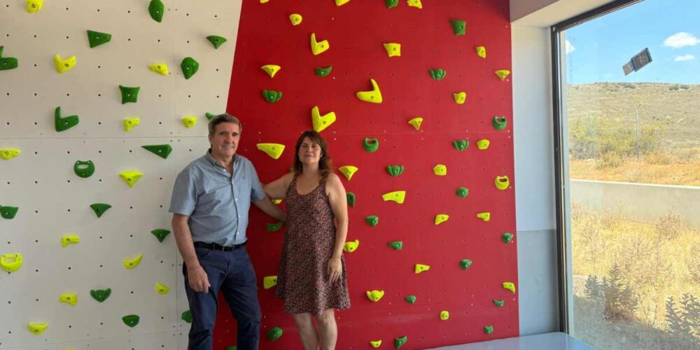 Rodrigo Molina y Monserrat Poyatos, ante el rocódromo del parque de bomberos de Cañete.