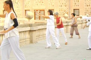 Ana y los alumnos, practicando el taichi en la azotea de la Biblioteca de Castilla-La Mancha.