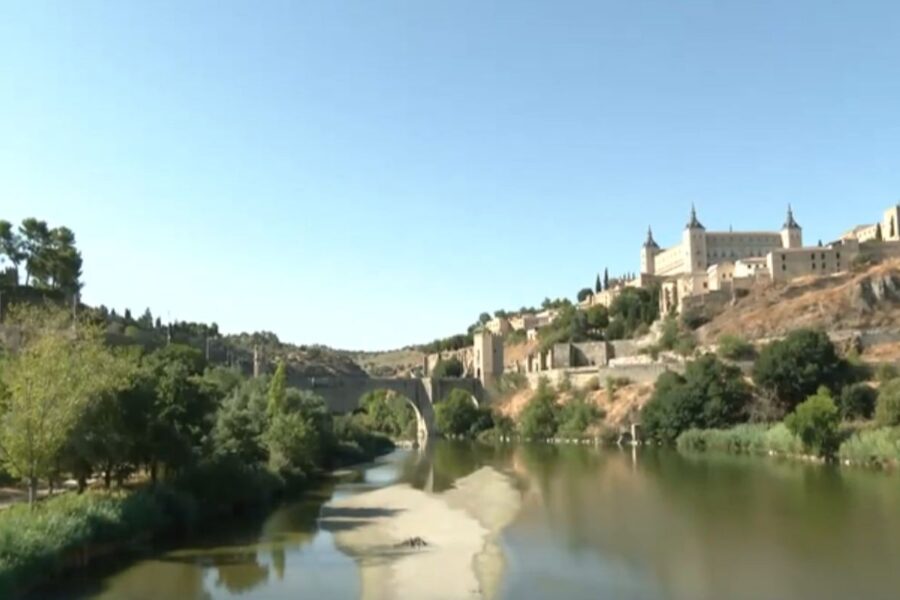 Tras aflorar «islas» en el Tajo en Toledo, IU urge a impedir que se esquilme el río y pide un plan de sequía que frene grandes demandas