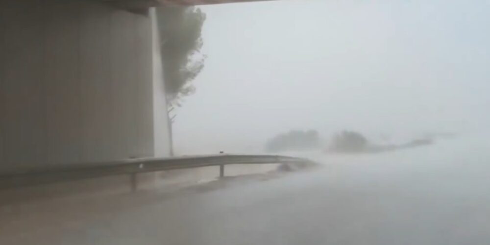 Reventón de agua dentro de un túnel en Chinchilla de Montearagón. Eduardo Sierra (@AlbaceteMeteo).