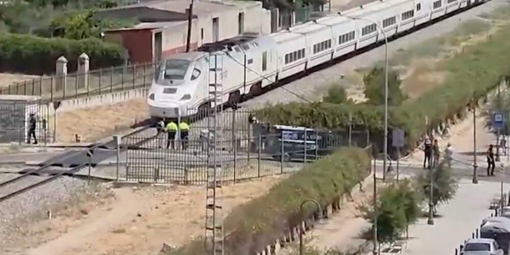 Tren parado en Talavera tras el accidente. Foto: Europa Press