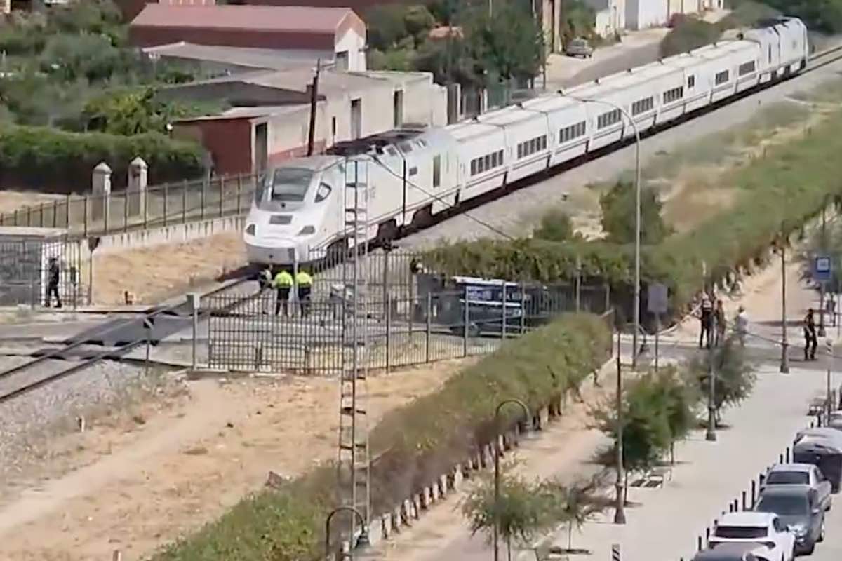 Tren parado en Talavera tras el accidente. Foto: Europa Press