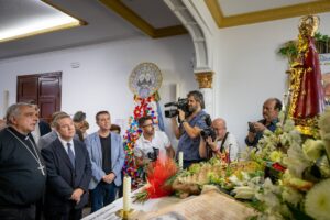 Page realiza la ofrenda floral a la Virgen de Los Llanos en la Feria de Albacete. Foto: JCCM