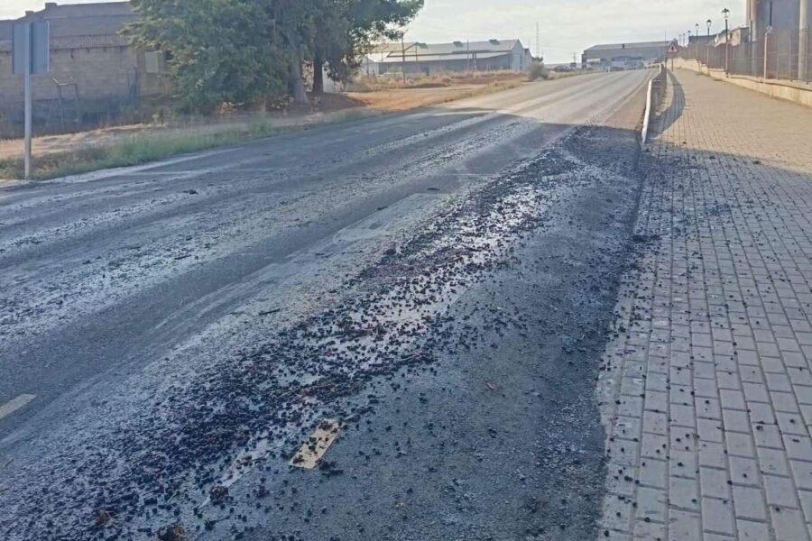 La Policía Local de un pueblo de Albacete investiga a un camionero por verter uva en la calzada, provocando un grave accidente