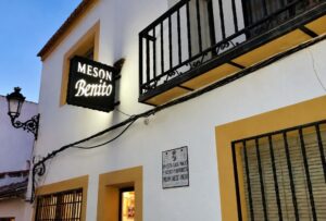 Fachada del Mesón Benito de Brazatortas