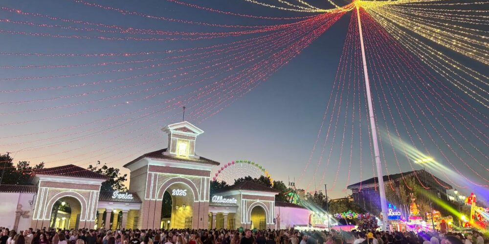 Puerta de Hierros del Recinto Ferial de Albacete en 2026. Foto: Elena Valero