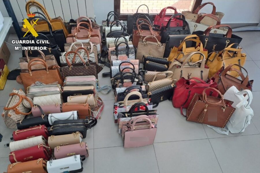 Intervienen 236 productos falsificados en La Roda y Villarrobledo (Albacete) por un valor de 23.000 euros