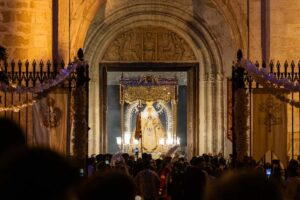Imagen de la Virgen del Prado saliendo de la catedral